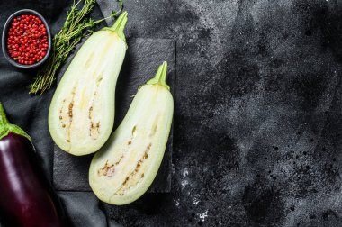 Dilimlenmiş patlıcan. Çiğ organik sebzeler. Siyah arka plan. Üst Manzara. Boşluğu kopyala