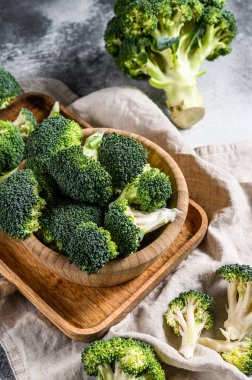 Tahta bir kasede çiğ brokoli. Gri arka plan. Üst görünüm.