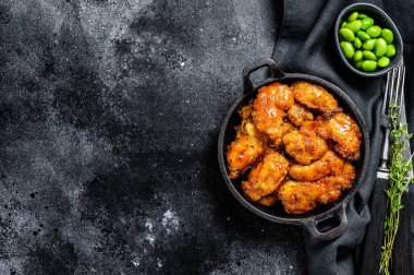 Fasulyeli, ekşi ve tatlı tavuk. Çin yemeği. Siyah arka plan. Üst Manzara. Boşluğu kopyala.