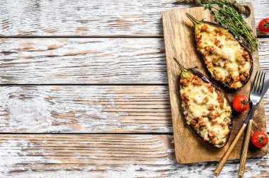 Domatesli fırında patlıcan ve peynir. Beyaz arka plan. Üst Manzara. Boşluğu kopyala.