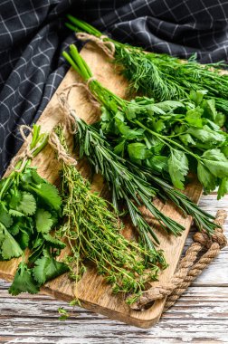 Taze otlar, kişniş, biberiye, kekik, dereotu, maydanoz. Bir sürü taze sos. Beyaz arka plan. Üst görünüm.