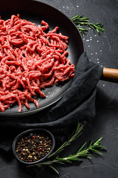 Raw Minced Marble Beef Frying Pan Black Background Top View — Stock Photo, Image