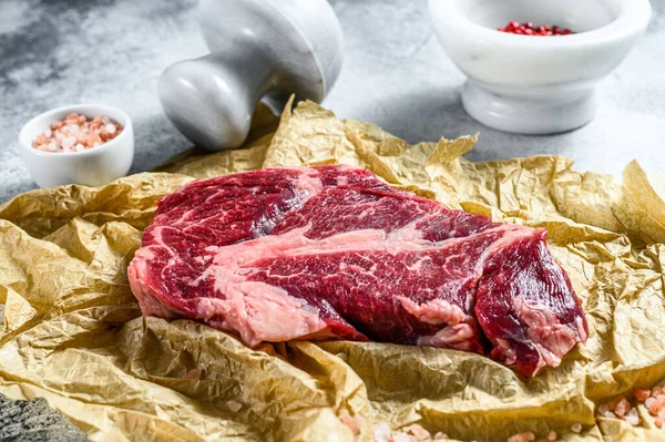 Filete Ternera Mármol Crudo Una Tabla Cortar Carne Granja Ecológica — Foto de Stock