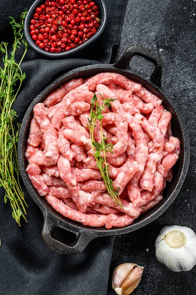 Rohes Huhn Putenhackfleisch Der Pfanne Biologisches Kraftfutter Hackfleisch Schwarzer Hintergrund — Stockfoto