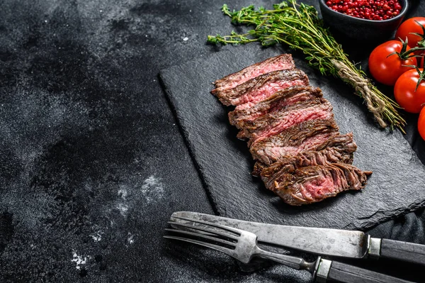 Steak Flanc Tranché Grillé Avec Assaisonnements Épices Fond Noir Vue — Photo
