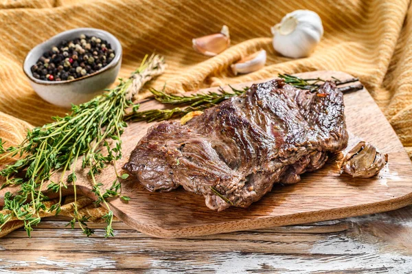 Filete Falda Exterior Parrilla Una Tabla Cortar Fondo Blanco Vista —  Fotos de Stock