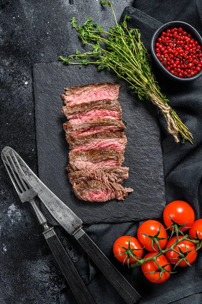 Jupe Grillée Tranches Steak Avec Assaisonnements Épices Viande Marbrée Fond — Photo