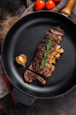 New York bifteği kızartma tavasında. Mesaj için yer var. Mermer prim sığır eti. Koyu arkaplan
