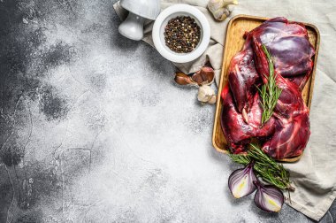 Tavşan eti. Sebze ve baharatlı ahşap bir masada çiğ taze çiftlik tavşanı. Üst Manzara. Boşluğu kopyala