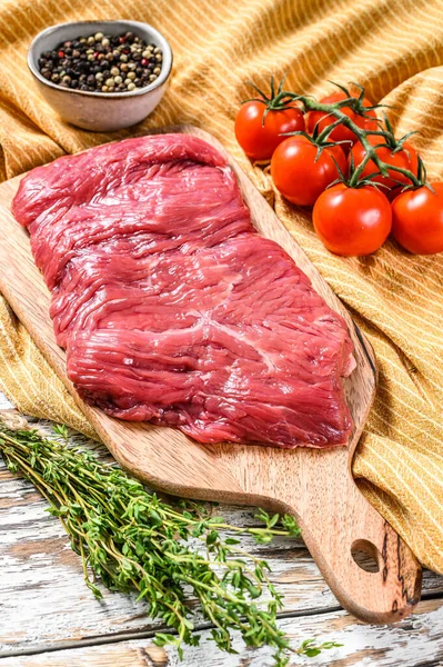 Čerstvý Steak Venkovní Sukně Prkně Bílé Pozadí Horní Pohled — Stock fotografie