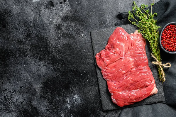 Filete crudo de falda, carne de mármol. Fondo negro. Vista superior. Copiar espacio — Foto de Stock