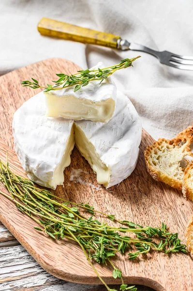 Queijo Camembert Francês Com Uvas Tábua Corte Madeira Fundo Branco — Fotografia de Stock