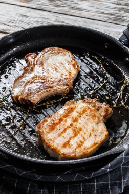 Tavada ızgara domuz pirzolası. Organik biftek. Beyaz arka plan. Üst görünüm.