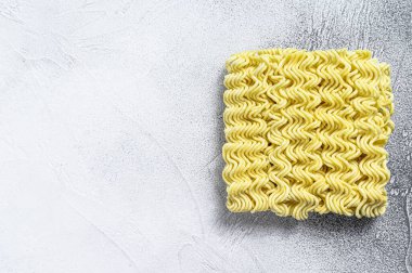 Kuru, çiğ, çabuk pişen şehriye, hazır erişte. Beyaz arka plan. Üst Manzara. Boşluğu kopyala.