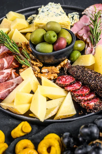 Antipasto Tipico Italiano Con Prosciutto Prosciutto Formaggio Olive Fondo Nero — Foto Stock