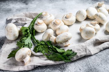 Taze beyaz şampiyon kesim tahtasında. Gri arka plan. Üst görünüm.