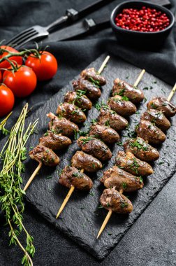 Şiş ve ızgara tavuk kalbi. Yakitori. Siyah arka plan. Üst görünüm.