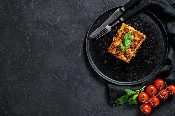 Кусок Вкусной Горячей Лазаньи Традиционная Итальянская Еда Чёрный Фон Вид — стоковое фото