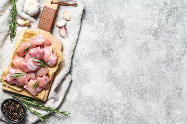 Baharatlı küp kesilmiş çiğ tavuk filetosu. Gri arka plan. Üst Manzara. Metin için boşluk.