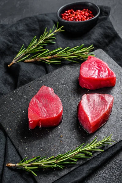 Rohes Rotes Thunfischsteak Schwarzer Hintergrund Ansicht Von Oben — Stockfoto