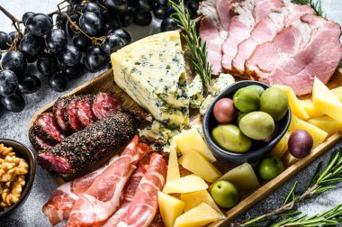 İtalyan aperatifleri ya da antipasto karışık peynir ve et atıştırmalıkları. Gri arka plan. Üst görünüm.