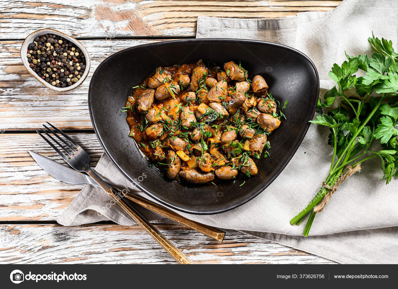 Куриные сердечки на сковородке. Сердечки вареные блюда. Шашлык на мангале. Сердечки куриные тушеные с луком. Сколько жарить куриные сердца.