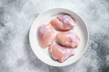 Çiğ tavuk budu fileto. Gri arka plan. Üst Manzara. Metin için boşluk.