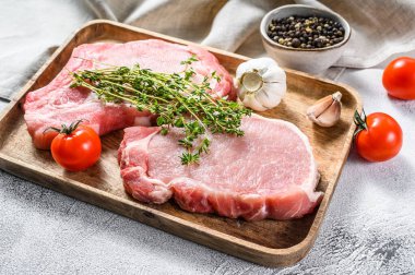 Çiğ domuz pirzolası. Organik biftek. Beyaz arka plan. Üst görünüm.