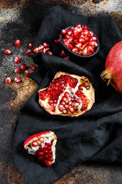 Rijp Granaatappel Biologisch Fruit Zwarte Achtergrond Bovenaanzicht — Stockfoto