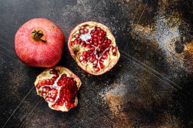 Olgun nar meyvesi. Siyah arka plan. Üst Manzara. Metin için boşluk.
