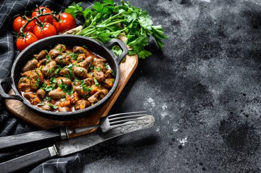 Tavuk kalpli güveç ve taze maydanozlu sebze. Siyah arka plan. Üst Manzara. Boşluğu kopyala.