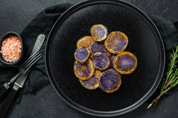 Смажена Фіолетова Картопля Розмарином Чорний Фон Вид Зверху — стокове фото