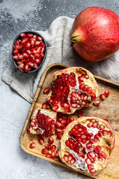 Verse Rijpe Granaatappel Een Houten Kom Biologisch Fruit Grijze Achtergrond — Stockfoto