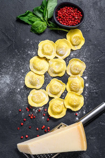 Незварені Свіжі Равілі Домашня Італійська Кухня Чорний Фон Краєвид — стокове фото