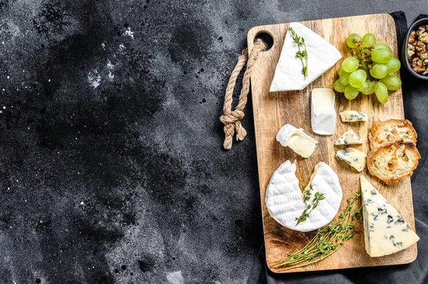 Prato Queijo Com Camembert Brie Queijo Azul Com Uvas Nozes — Fotografia de Stock