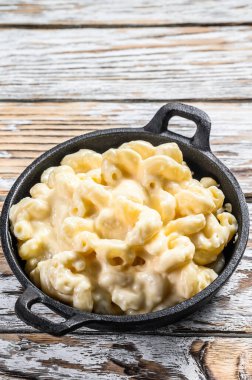 Peynirli makarna, Amerikan usulü peynirli peynirli makarna. Beyaz ahşap arka plan. Üst görünüm.