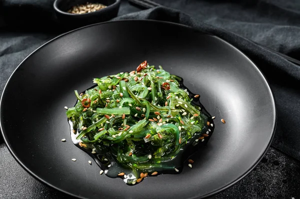 Hälsosam Tång Chuka Sallad Med Grönt Svart Bakgrund Ovanifrån — Stockfoto