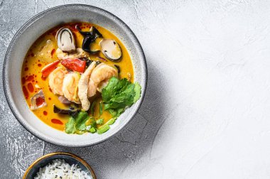 Tom yam kong ya da Tom yum, baharatlı berrak çorba. Tom Yam. Gri arka plan. Üst Manzara. Boşluğu kopyala.