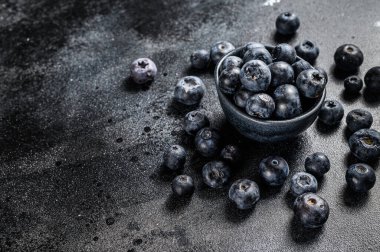 Seramik kasede taze yaban mersini. Siyah arka plan. Üst Manzara. Boşluğu kopyala.