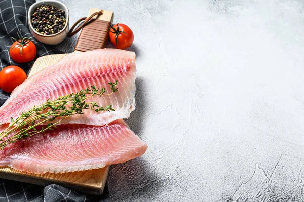 Telapia Filet Auf Einem Schneidebrett Mit Thymian Und Rosa Pfeffer — Stockfoto