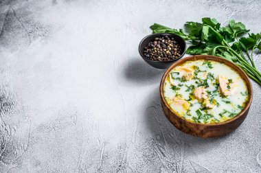 Somon, alabalık, patates ve maydanozlu kremalı balık çorbası. Gri arkaplan, üst görünüm, metin için boşluk.
