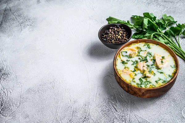 Cremige Fischsuppe Mit Lachs Forelle Kartoffeln Und Petersilie Grauer Hintergrund — Stockfoto