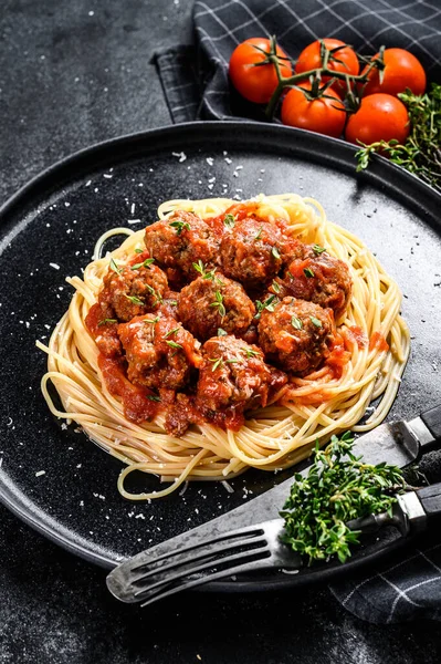Итальянские Спагетти Томатным Соусом Фрикадельками Чёрный Фон Вид Сверху — стоковое фото