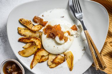 Armutlu Burrata Buffalo peyniri. Gri arka plan. Üst görünüm.