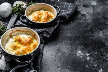 Julienne, tavuk ve mantarlı ve porsiyon şeklinde. Siyah arka plan. Üst Manzara. Boşluğu kopyala.