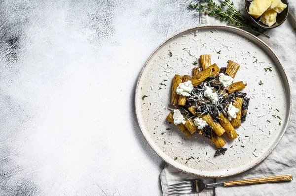 Pasta Tortiglioni Con Trufa Negra Boletus Edulis Hongo Blanco Fondo — Foto de Stock