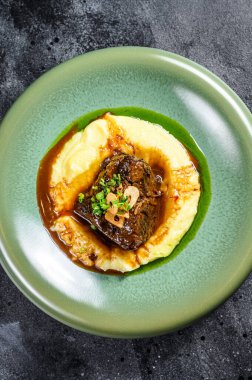 Yanında patates püresi ile sığır filetosu bifteği. Siyah arka plan. Üst görünüm.