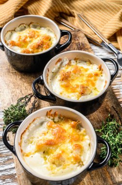 Kil kapta tavuk ve mantar güveci. Beyaz arka plan. Üst görünüm.