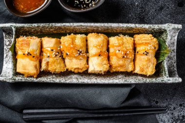 Geleneksel Çin sebzeli börekler. Vejetaryen yemeği. Siyah arka plan. Üst görünüm.