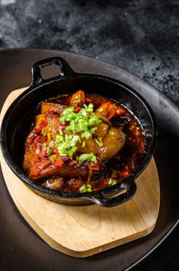 Baharatlı fırında patlıcan ve taze yeşil soğan. Siyah arka plan. Üst görünüm.